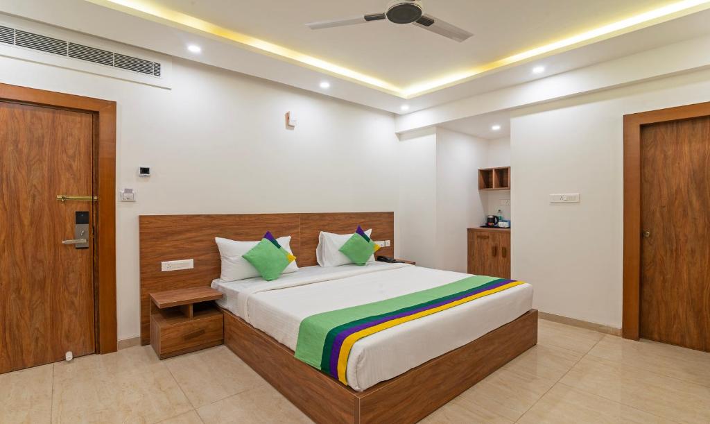 班加罗尔Treebo Trend Global Stay Jayanagar的一间卧室配有一张特大号床。
