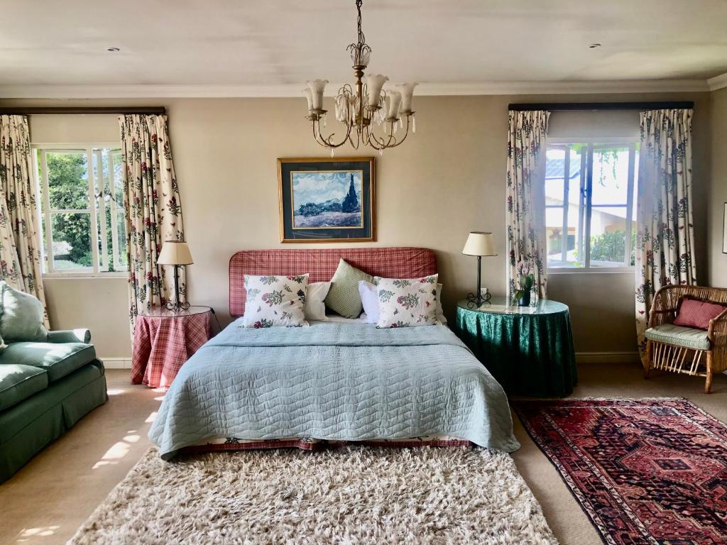 约翰内斯堡Grace on Argyle, full solar suite in Sandton的一间卧室配有一张床、一张沙发和窗户。