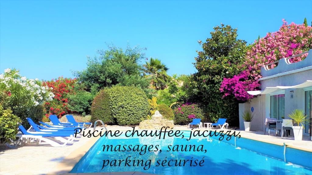 博尔马斯·莱斯·米默萨斯Hotel Les Jardins de Bormes的一个带椅子和鲜花的游泳池的度假酒店