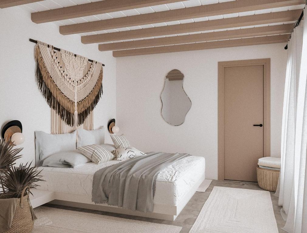 克里希阿克提Aelia Hospitality Paros的一间卧室,卧室内配有一张大床