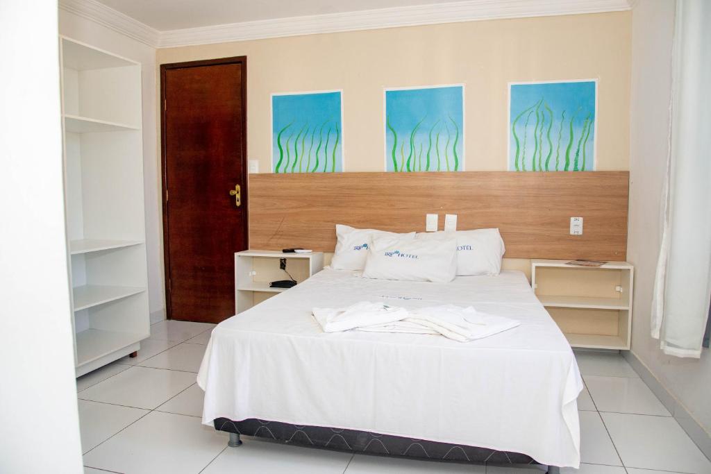 劳鲁-迪弗雷塔斯劳罗德弗雷塔斯旅行酒店的一间卧室配有一张带白色床单的大床