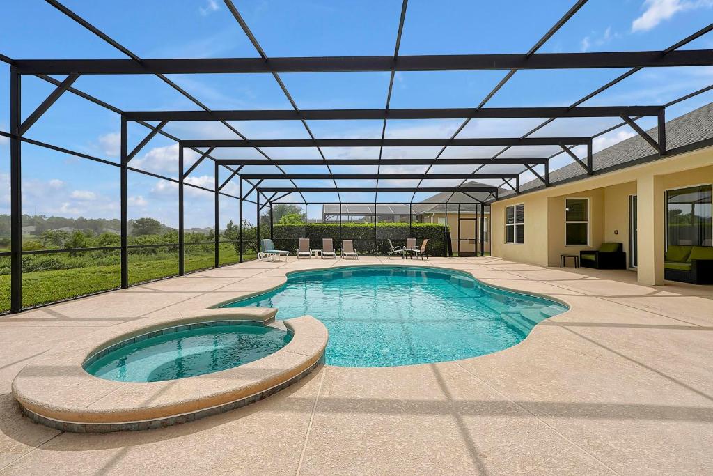 达文波特WATERSONG RESORT Pool & Spa GAMES ROOM 338 by Orlando Holiday Rental Homes的庭院中带凉棚的游泳池