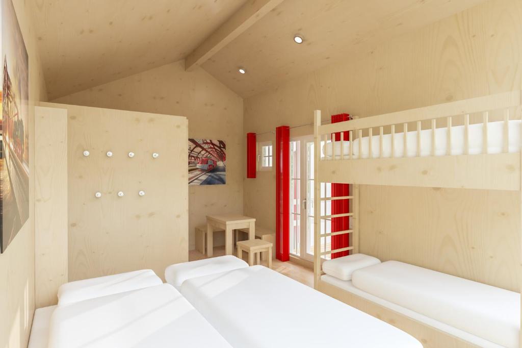 梅肯博伊伦拉文斯伯格酒店的客房设有两张双层床和梯子