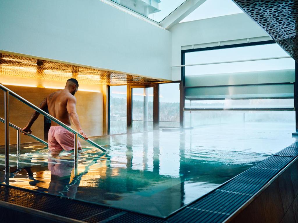 斯德哥尔摩斯德哥尔摩克拉利奥酒店的游泳池里的水里的人