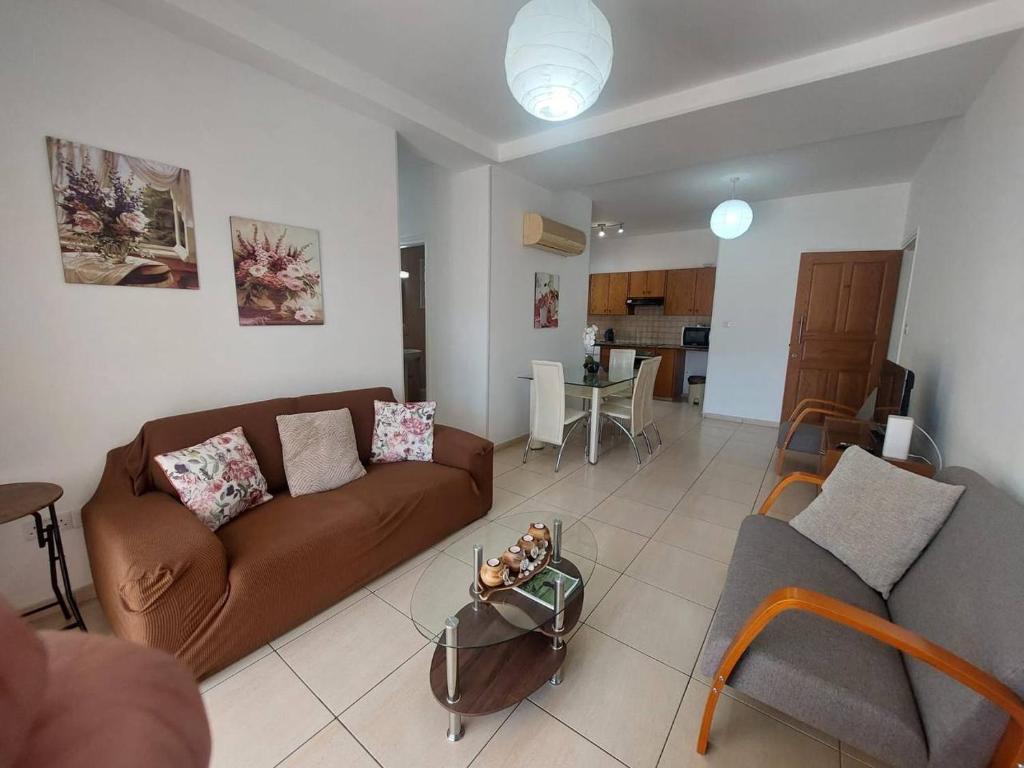 拉纳卡Sunny 2 Bedroom Larnaca Center的客厅配有沙发和桌子