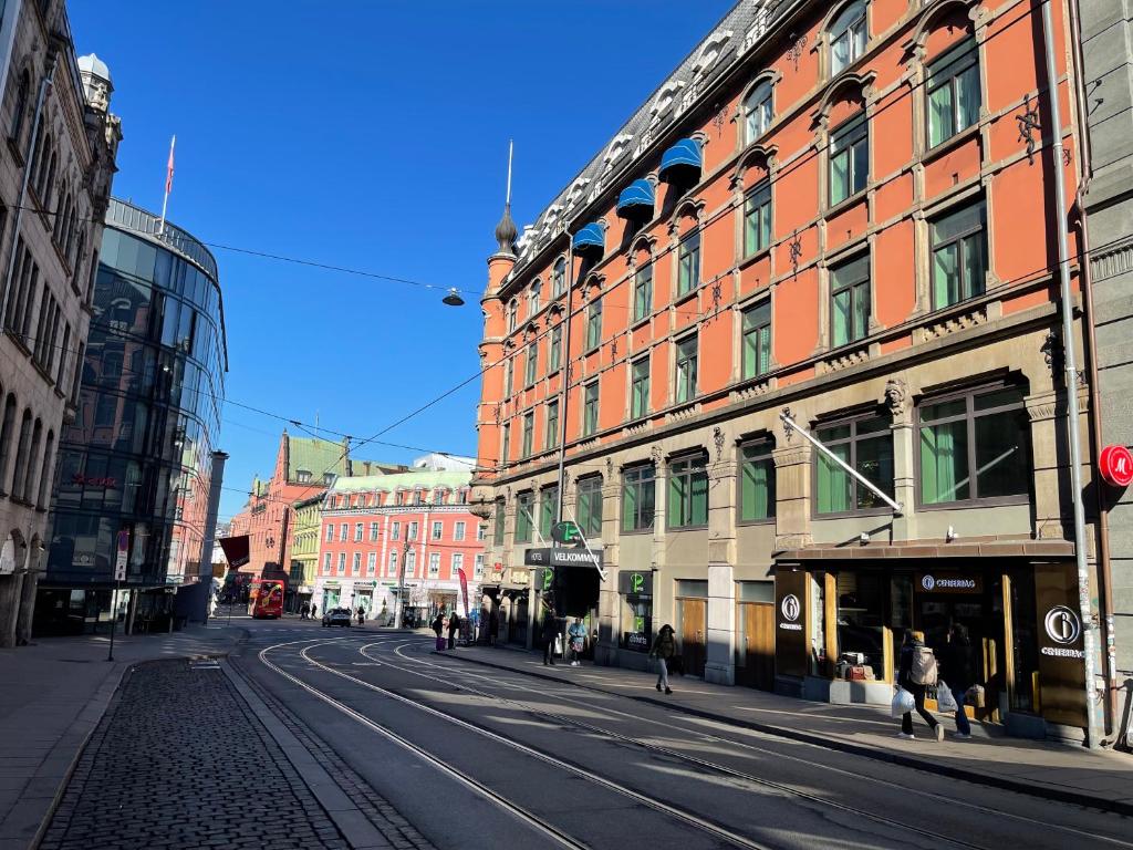 奥斯陆P酒店的城市中一条空荡荡的街道,有建筑