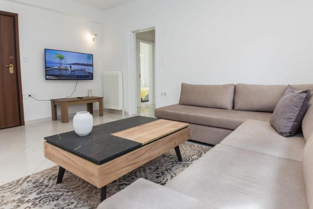 雅典Faliro 2 Bd Escape Modern Living Redefined的带沙发和咖啡桌的客厅