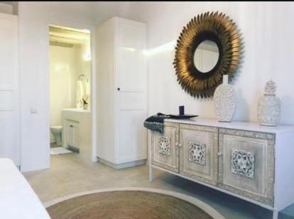 米克诺斯城Luxury Sunset的浴室设有壁挂式梳妆台和镜子
