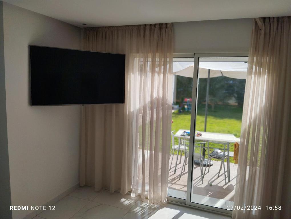 拉巴特Luxury house hay riad familly的客厅设有壁挂式平面电视。