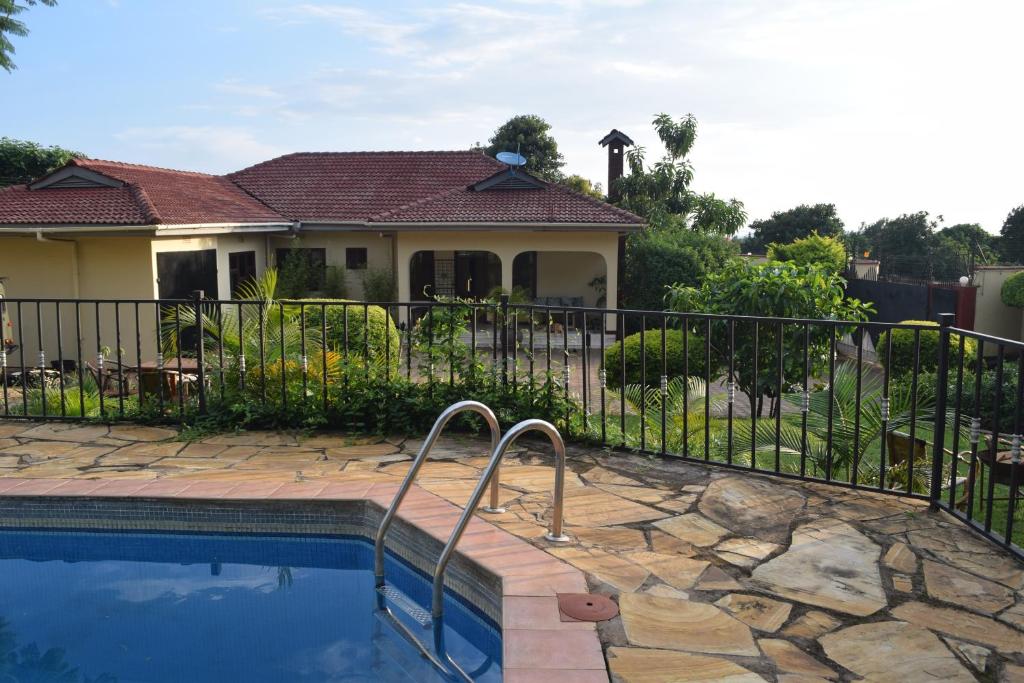 阿鲁沙Stasumo House Arusha的一座带围栏和游泳池的房子
