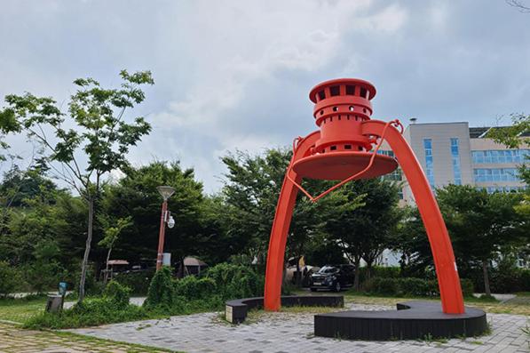 扶安Byeonsan Auto Camping的公园里的一个红色大物体