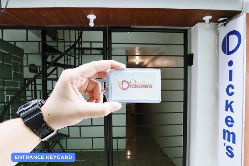 宿务Dickem's Transient House的把门的照片带上读梦的标志的人