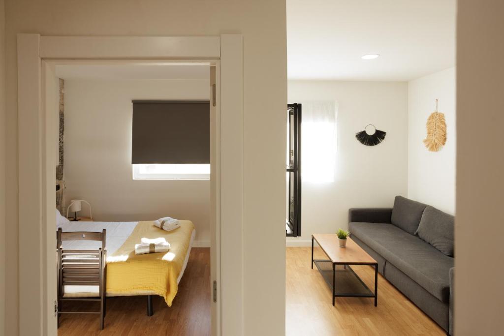 比亚努夫拉Villanubla Apartaments的客厅配有沙发和桌子