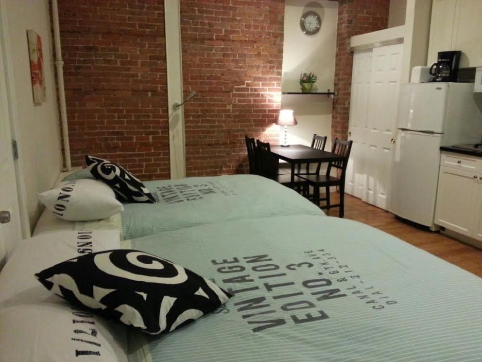 纽约Midtown Nest Studio Self Serviced Apartment Sleeps 5的带厨房的客房内的两张床