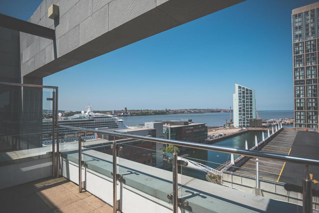利物浦Luxurious 3 Bed - RIVER VIEW的从大楼的阳台上可欣赏到水景