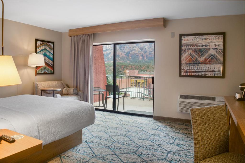 塞多纳Matterhorn Inn的酒店客房设有一张床和一个阳台。