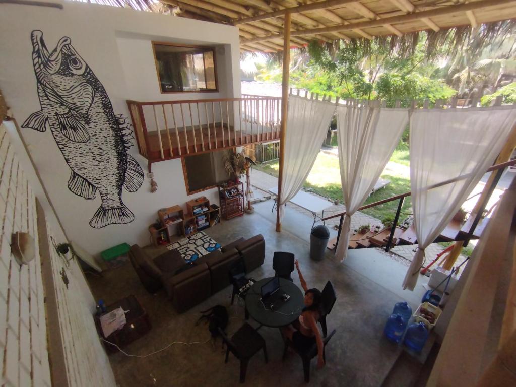 曼克拉La Nómada Digital - Máncora Playa & Piscina的享有客厅的空中景致,客厅墙上有鱼
