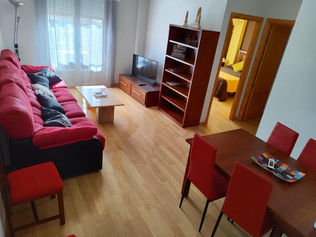 MembrillaSan Miguel的客厅配有红色的沙发和桌子