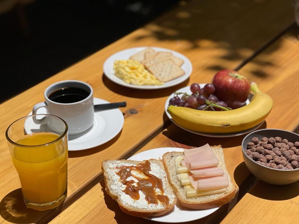 门多萨Mora Hostel的餐桌,早餐盘和咖啡盘