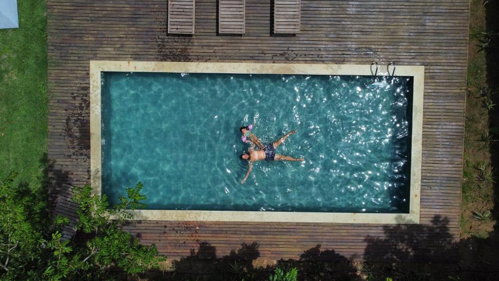 新艾朗Local Hostel Novo Airão的游泳池里的人