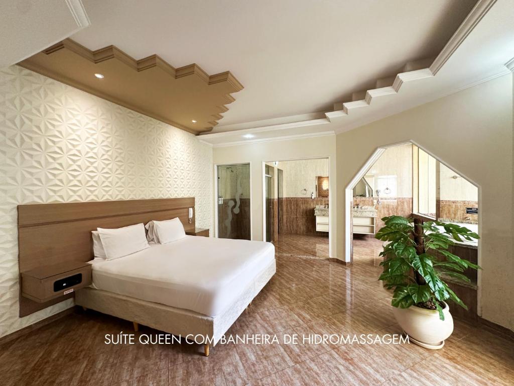 阿拉拉夸拉Motel Haraam的一间带大床的卧室和一间浴室