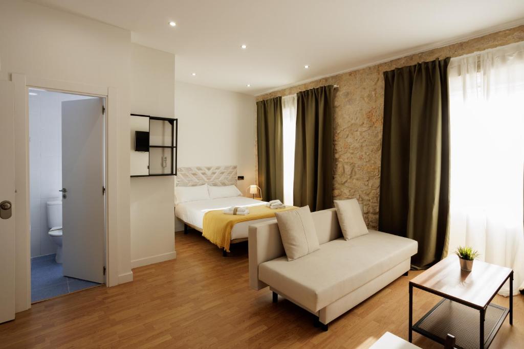比亚努夫拉Estudio en Villanubla的酒店客房,配有床和沙发