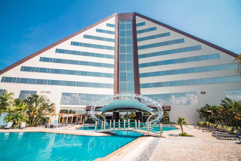 Puerto OrdazEurobuilding Hotel & Suites Guayana的一个带游泳池和水滑梯的酒店
