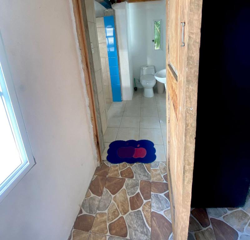 科隆Cabaña La Punta的浴室设有通往卫生间的门。