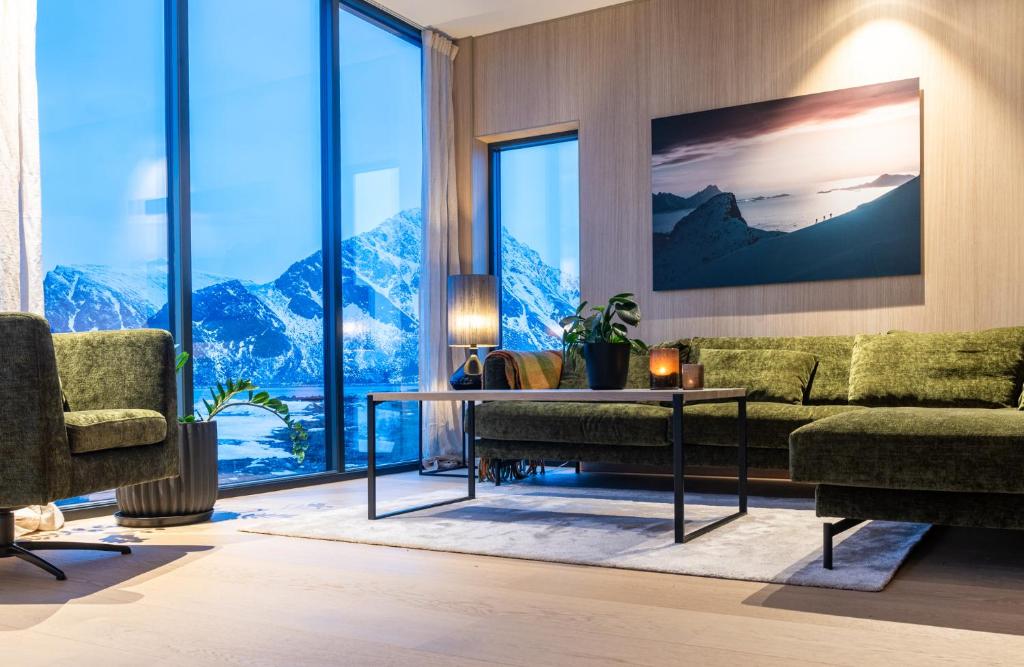 KleppstadNew luxury cabin near Henningsvær Lofoten的客厅配有沙发和桌子