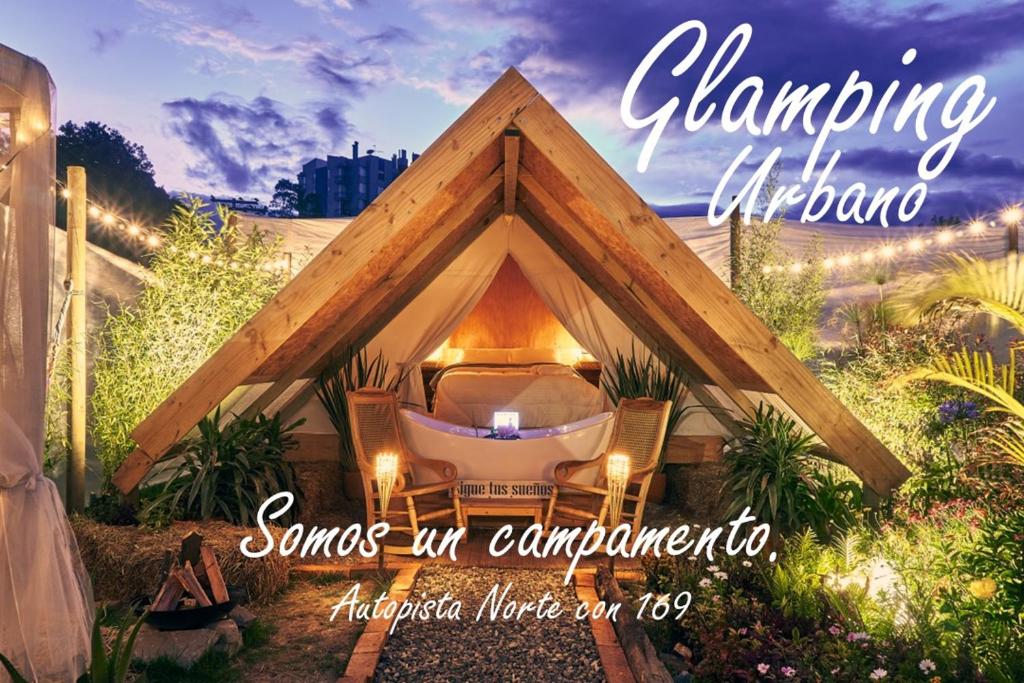 波哥大Glamping Urbano Bogota的标牌上写着带舞厅的带浴缸的房子的标志