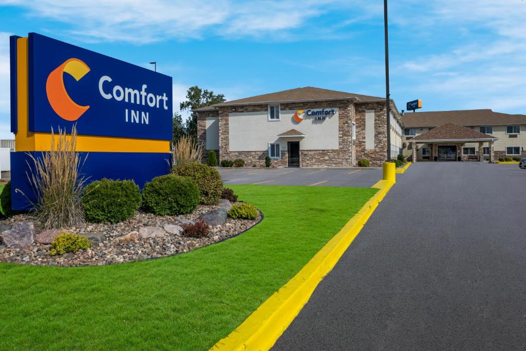 奥那拉斯加Comfort Inn Onalaska - La Crosse Area的建筑前舒适旅馆标志