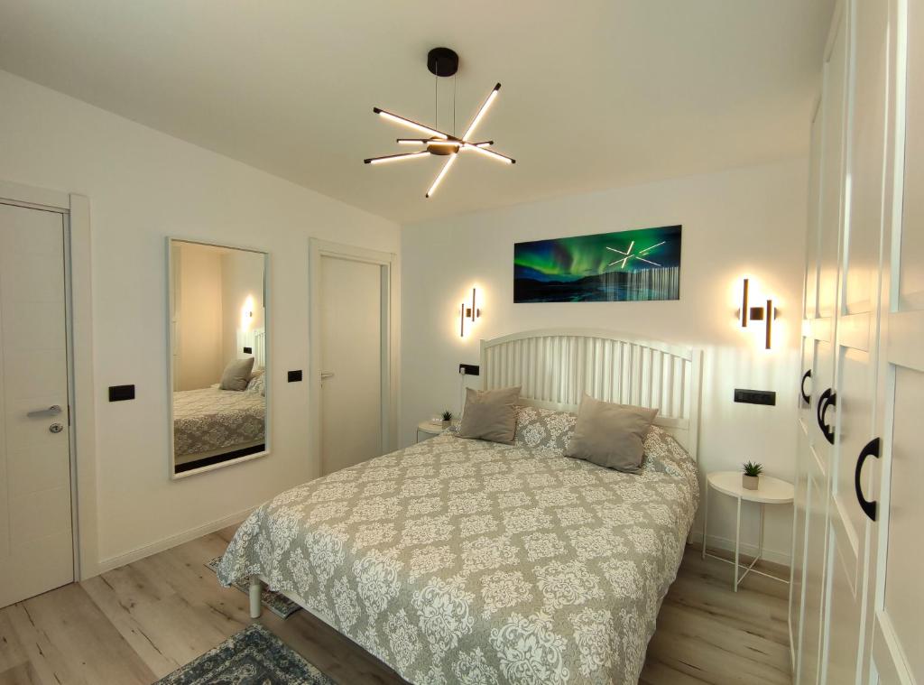 康斯坦察Studio'24的一间卧室配有一张床和吊扇