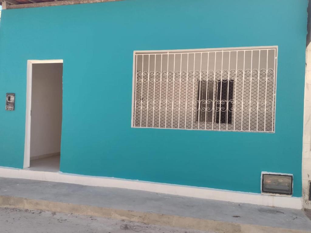盖比姆Casa na Praia de Guaibim- Valença/Bahia的一面带窗户和门的蓝色墙