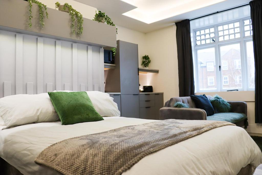 BedlingtonMood Apartment 4的一间卧室设有一张大床和一个窗户。