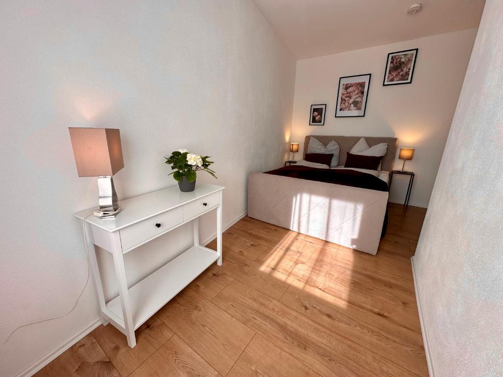 阿尔滕堡Retreat am Teich的一间卧室配有一张床和一个带床头柜的白色梳妆台