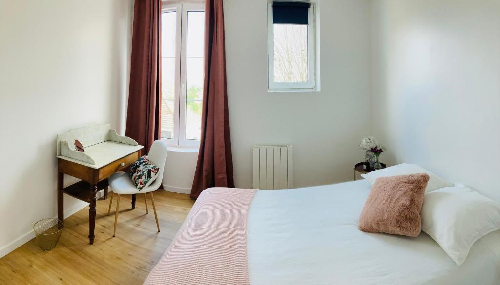 马恩河畔莱佩尔勒Luxury flat near Paris & Disney的一间卧室配有一张床、一张书桌和一个窗户。