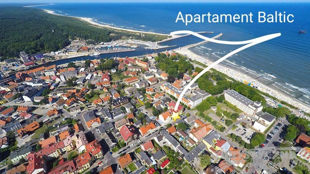 乌斯特卡Apartament Baltic Ustka的海洋旁小镇的空中景观