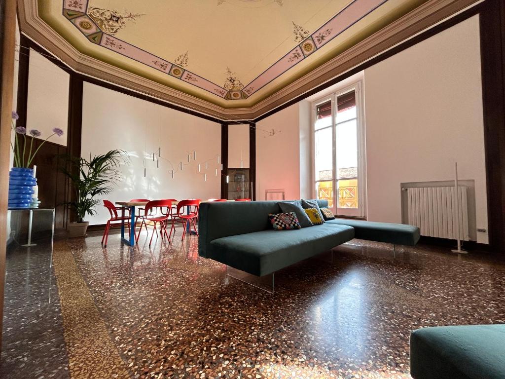 博洛尼亚Frame Bologna的客厅配有沙发和桌子