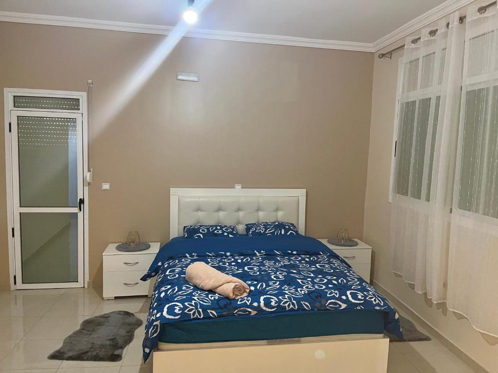 胡塞马Maison vue mer Al Hoceïma的一间卧室配有一张带蓝色棉被的床