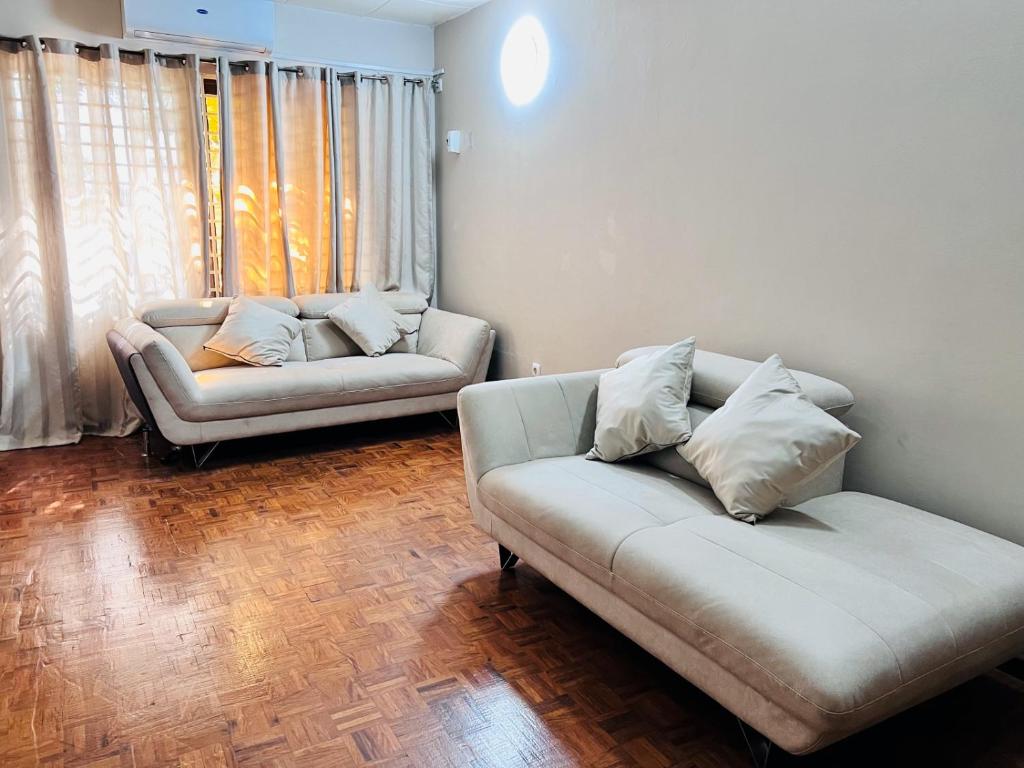 伊尼扬巴内Casa para Férias的客厅在窗户前配有两张沙发