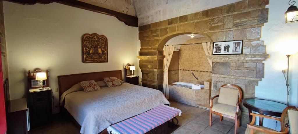 阿雷基帕阿雷基帕旅馆的一间卧室设有一张床和石墙