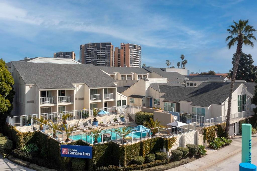 洛杉矶洛杉矶玛丽安德尔湾希尔顿花园酒店的主楼,设有游泳池和度假村
