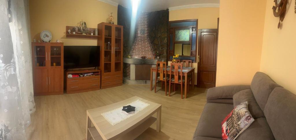 卡拉米尼亚尔镇Arenales 8的客厅配有沙发和桌子