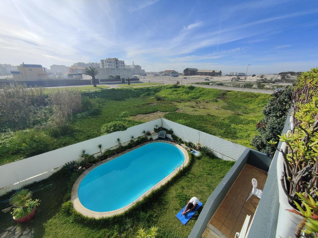 阿威罗Vagueira Guest House & Beach Hostel的享有庭院游泳池的顶部景色