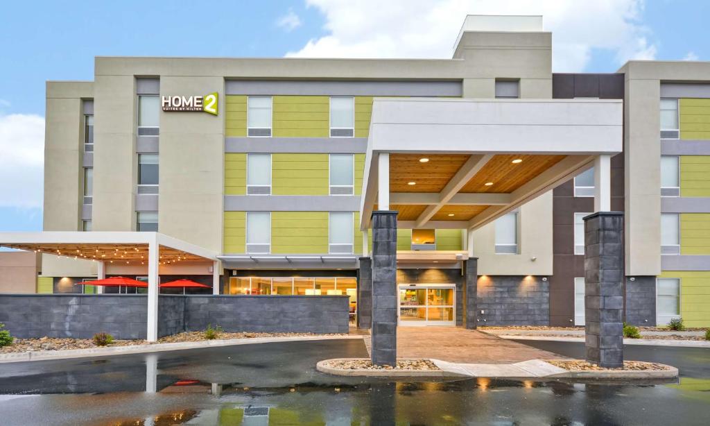 拉皮德城Home2 Suites By Hilton Rapid City的酒店前方的 ⁇ 染