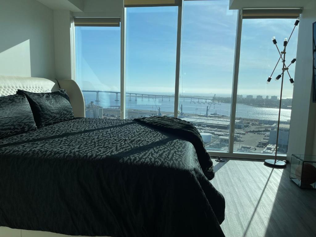 圣地亚哥Massive Penthouse Overlooking All of San Diego的一间卧室配有一张床,享有海景