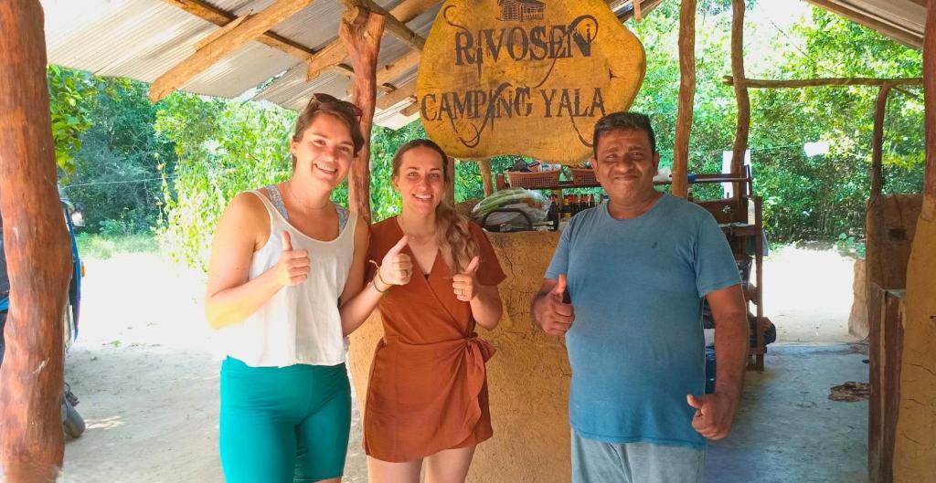 雅拉Rivosen Camp Yala Safari的三个人把 ⁇ 指拿起来