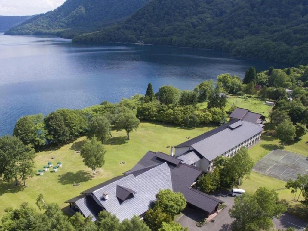 小坂十和田王子酒店的享有湖畔房屋的空中景致