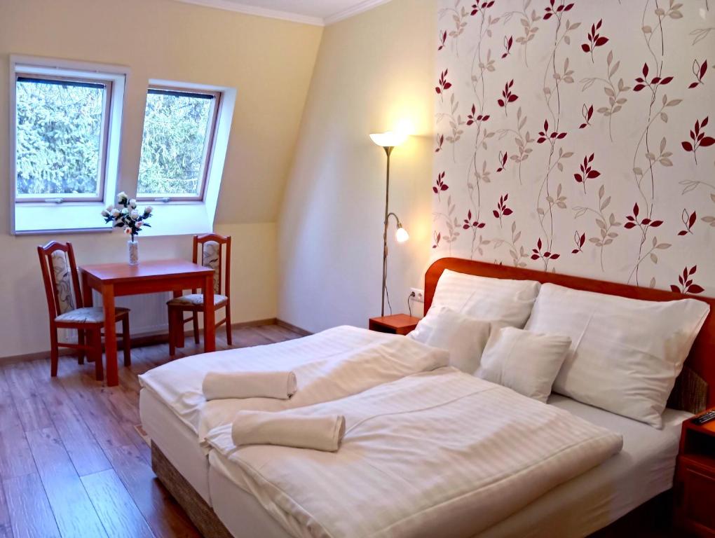 博加奇Patak-Party Apartmanok的卧室配有床、桌子和窗户。