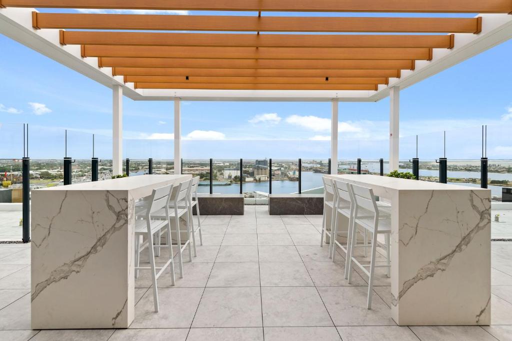 纽卡斯尔Top of the World Sky High Luxury的一个带白色桌椅的海景庭院